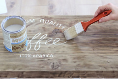 5. Po uschnutí farby celú dosku prelakujte matným lakom