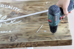 6. V spodnej časti dosky predvŕtajte dve tenké diery pre skrutky na uchytenie vešiaka