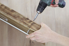 7. Vešiak pomocou skrutiek upevnite na dosku.