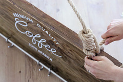 8. Cez vrchné diery prevlečte lano a ozdobne ho na koncoch uviažte. Na vešiak zaveste háčiky a šálky