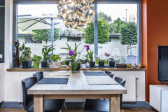 Masívny dubový jedálny stôl má podobnú povrchovú úpravu ako dlážka. Zvýraznené letokruhy budia dojem trvanlivosti a dlhovekosti.