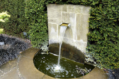 Tečúca voda bude vždy pomerne hlasná, preto treba počítať so zvukovým efektom v záhrade