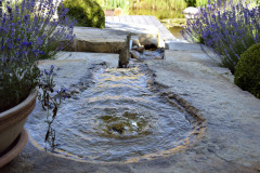 Kameň s výtokom sa stane obľúbeným detailom trebárs v blízkosti terasy, kde sa v lete postará o príjemnú mikroklímu