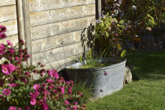 Vodným prvkom sa môže stať pokojne aj hliníková vaňa