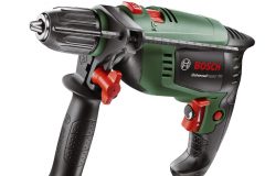 Príklepová vŕtačka UniversalImpact 700 je vďaka výkonnému motoru vhodná aj na vŕtanie betónu (BOSCH)