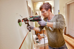 Príklepová vŕtačka AdvancedImpact 900 s inovatívnou funkciou Bosch Kickback Control a dvojstupňovou prevodovkou (BOSCH)