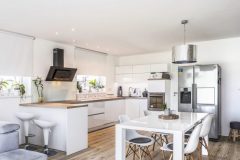 Priestor kuchyne je vymedzený samostatným umiestnením kuchynskej linky v tvare písmena U. Pani domu má tak všetky kuchynské spotrebiče poruke