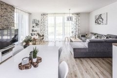 Hlavnej miestnosti dominuje variabilná šedá pohovka s veľkým úložným priestorom. Veľkou výhodou sedačky je odolný teflónový poťah