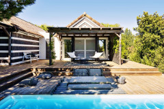 Neobľubujete tvrdé sedenie? Vonkajšia kolekcia Garden Layers, ktorú navrhla Patricia Urquiola, sa skladá z mäkkých a odolných kobercov, podušiek a podhlavníkov (www.gan-rugs.com)