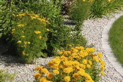 Pre jednoduchú kosbu je trávnik od štrku oddelený plochou obrubou z bielej betónovej dlažby