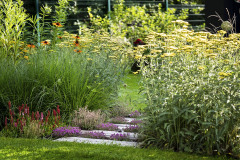 Drevené nášľapy spájajú jednotlivé „zelené izby“ tejto rodinnej záhrady. Okrem toho sú aj dôležitým, perfektne vypracovaným výtvarným detailom