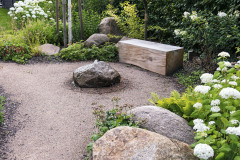 Vodný prvok v brezovom hájiku je obklopený veľkými kameňmi, s ktorých usádzaním pomáhal žeriav. Kamene pochádzajú z lokálnych zdrojov a slúžia aj na posedenie