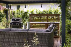 Pergola ponúka chránené posedenie aj malú letnú kuchyňu na prípravu (nielen) grilovaných pokrmov. Okolo plota je vysadená zeleň, ktorá časom vytvorí pohľadovú bariéru