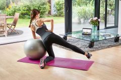 Podložka Domyos 500 - ružová, protišmykový povrch, 160 × 60 cm, hrúbka 7 mm, cena 5,99 € a gymnastická lopta DOMYOS, veľkosť M, vhodná pre osoby s výškou od 165 do 185 cm, www.decathlon.sk