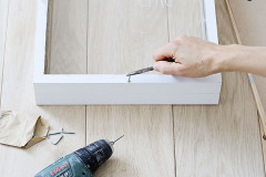 10. na zadnú stenu rámčeka nalepte latky, zozadu priskrutkujte na každú stranu skobu so skrutkou v tvare L, aby sa mohla zadná stena otvárať/zatvárať