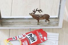 11. stromček aj zvieratko prilepte lepiacou gumou a obsah posypte umelým snehom