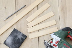 3. napíľte si latky, ktoré budete lepiť na zadnú stenu boxu