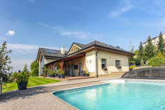 Dom v prudkom južnom svahu z ulice takmer nevidno. Za chrbtom sídlisko, pred sebou ako na dlani celé mesto v rozľahlej krajine. Parcela snov na okraji malého mesta si vyžiadala individuálny prístup aj starostlivosť