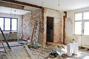 Zbúrať alebo rekonštruovať