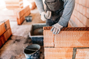 Stavba domu vo vlastnej réžii: Čo zvládnete sami a na čom môžete ušetriť