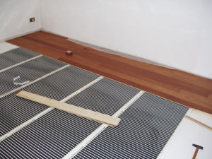 Dlážkové vykurovanie: elektrické alebo teplovodné?