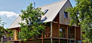 Úsporná drevostavba stratená v zeleni