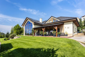 Dom s výhľadom a krytým pozadím