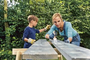 Nábytok z paliet a debien