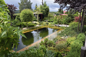 Voda na záhrade v netradičnom kabáte