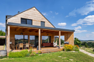 Drevená harmónia na zelenom svahu