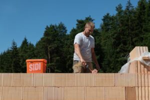 Ako sa stavia dvojgeneračný dom na svahu v pokojnom kraji pre hlučnú rodinu