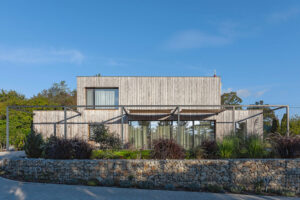 Dom medzi lesom a sídliskom